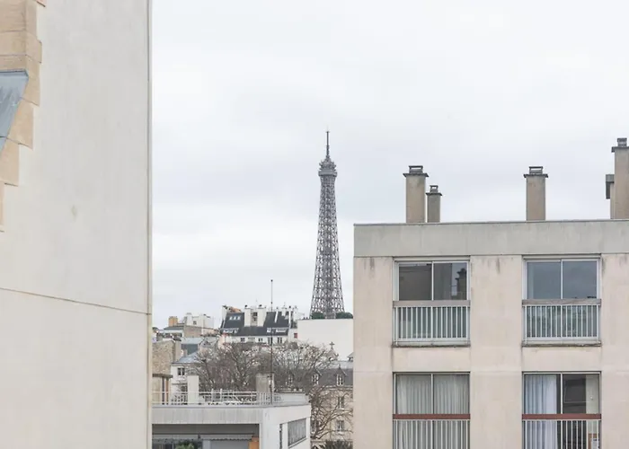 Cocoon With Eiffel Tower View Parijs